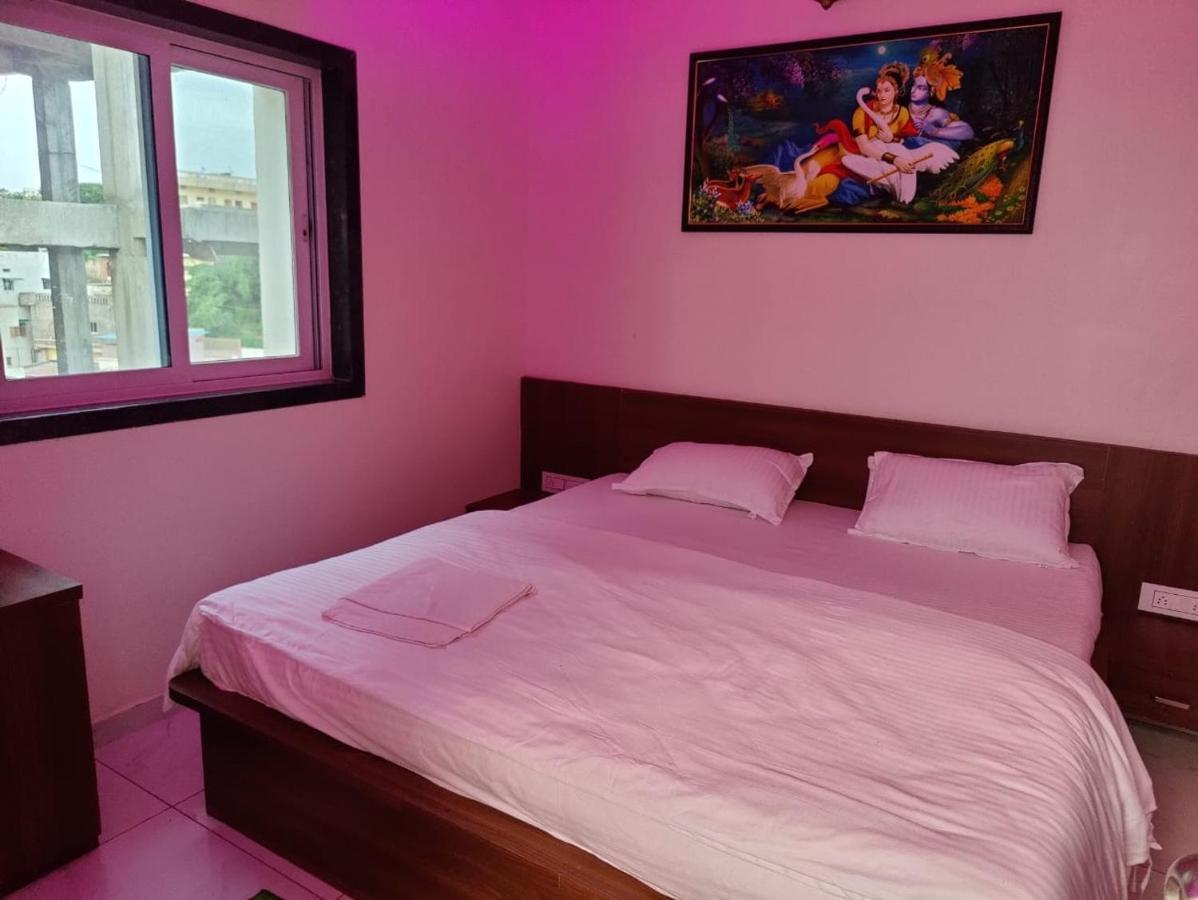 Garudeshwar Hotel Sardar Rooms מראה חיצוני תמונה