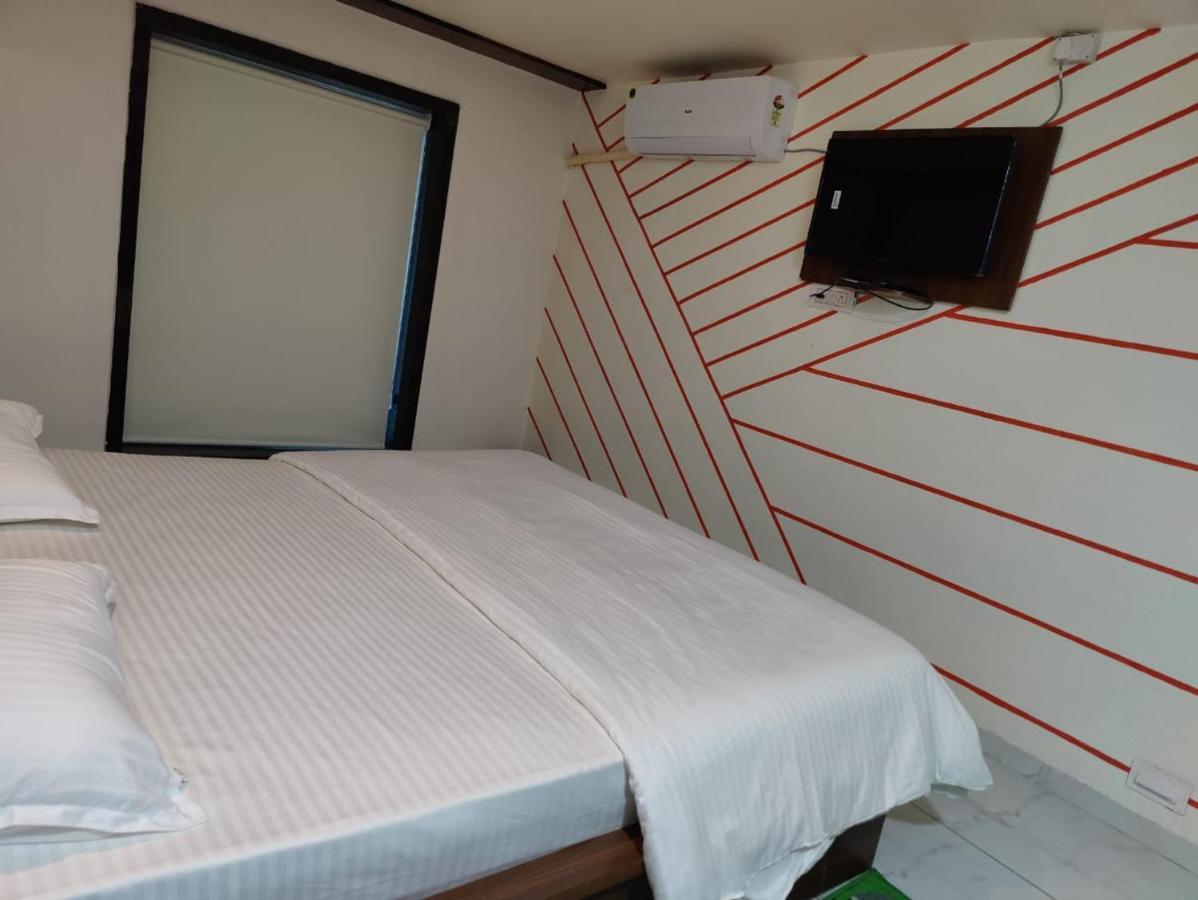Garudeshwar Hotel Sardar Rooms מראה חיצוני תמונה