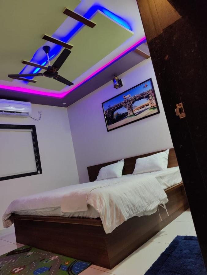 Garudeshwar Hotel Sardar Rooms מראה חיצוני תמונה