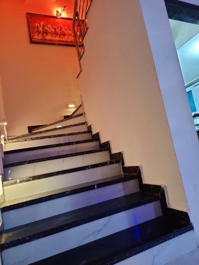 Garudeshwar Hotel Sardar Rooms מראה חיצוני תמונה