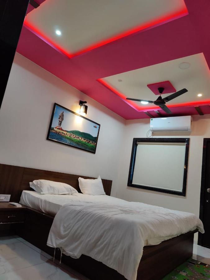 Garudeshwar Hotel Sardar Rooms מראה חיצוני תמונה