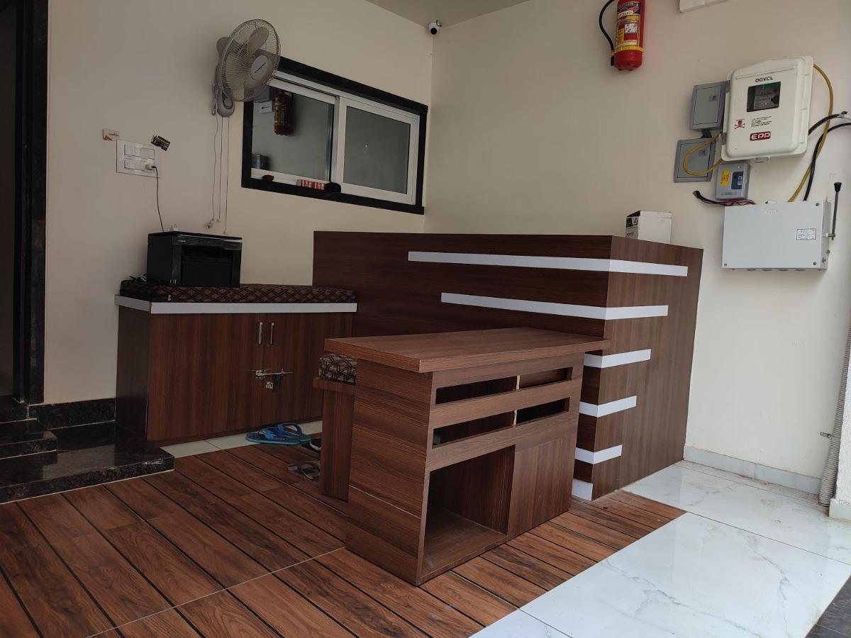 Garudeshwar Hotel Sardar Rooms מראה חיצוני תמונה