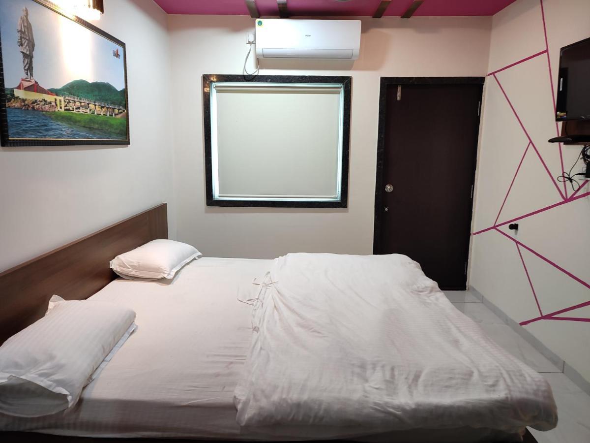 Garudeshwar Hotel Sardar Rooms מראה חיצוני תמונה