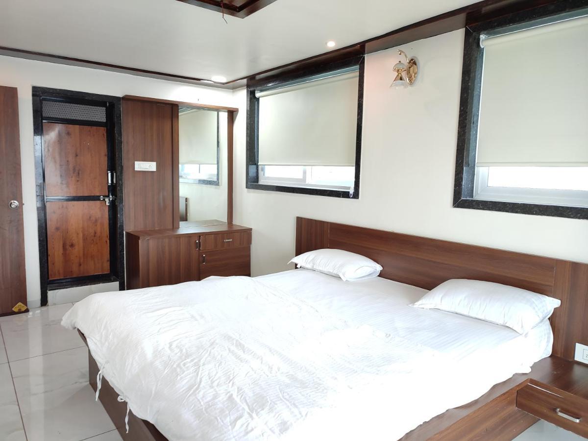 Garudeshwar Hotel Sardar Rooms מראה חיצוני תמונה