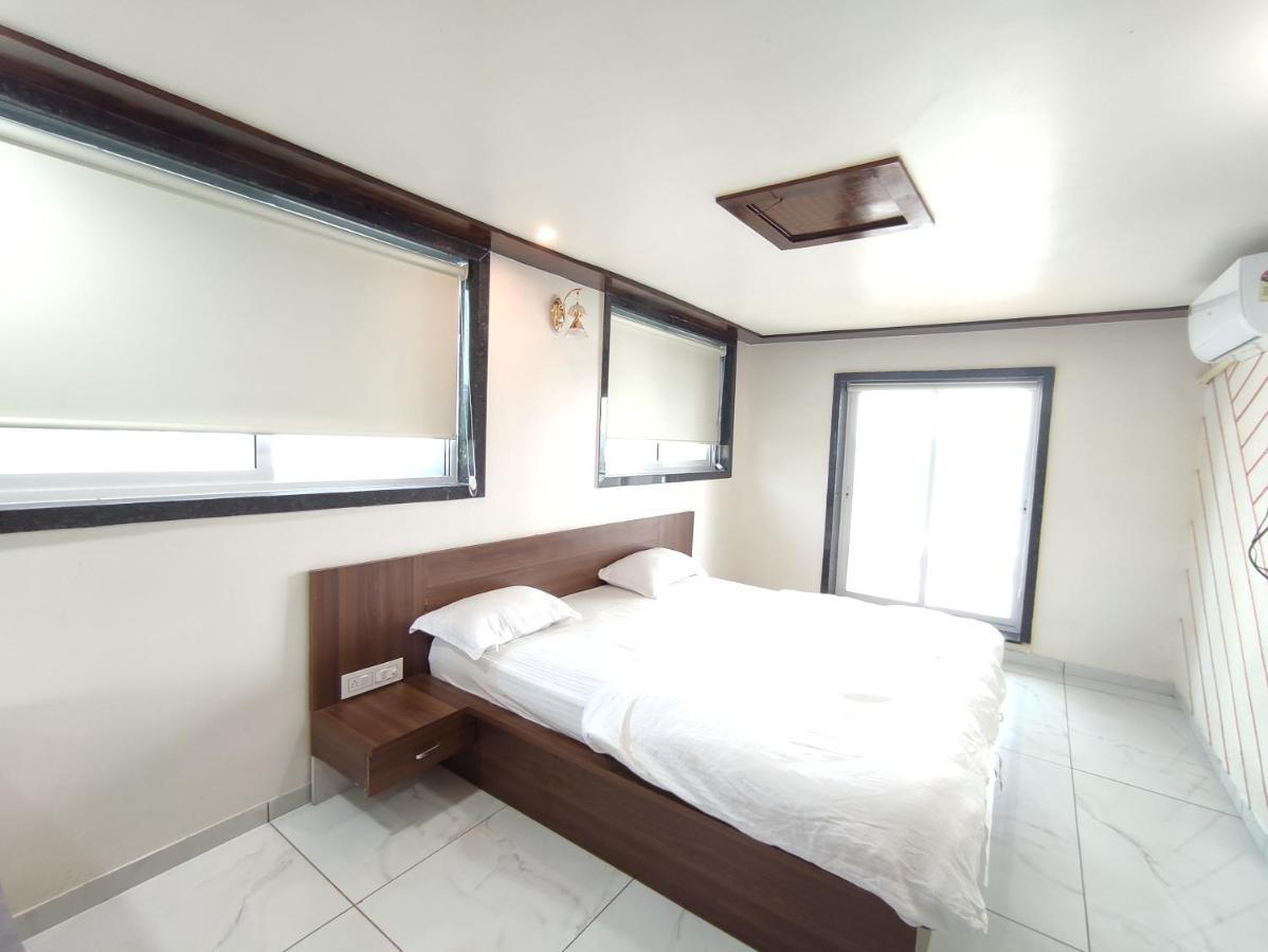 Garudeshwar Hotel Sardar Rooms מראה חיצוני תמונה