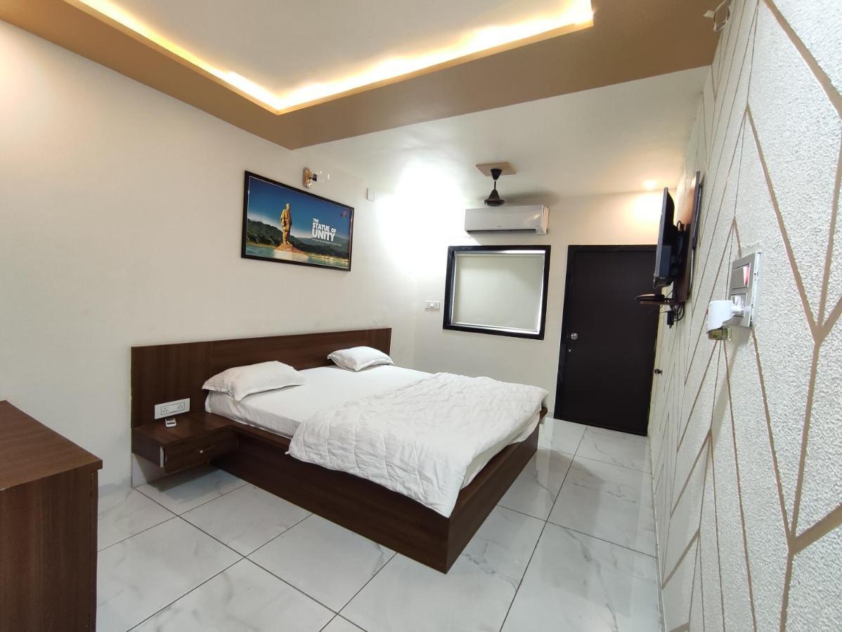 Garudeshwar Hotel Sardar Rooms מראה חיצוני תמונה