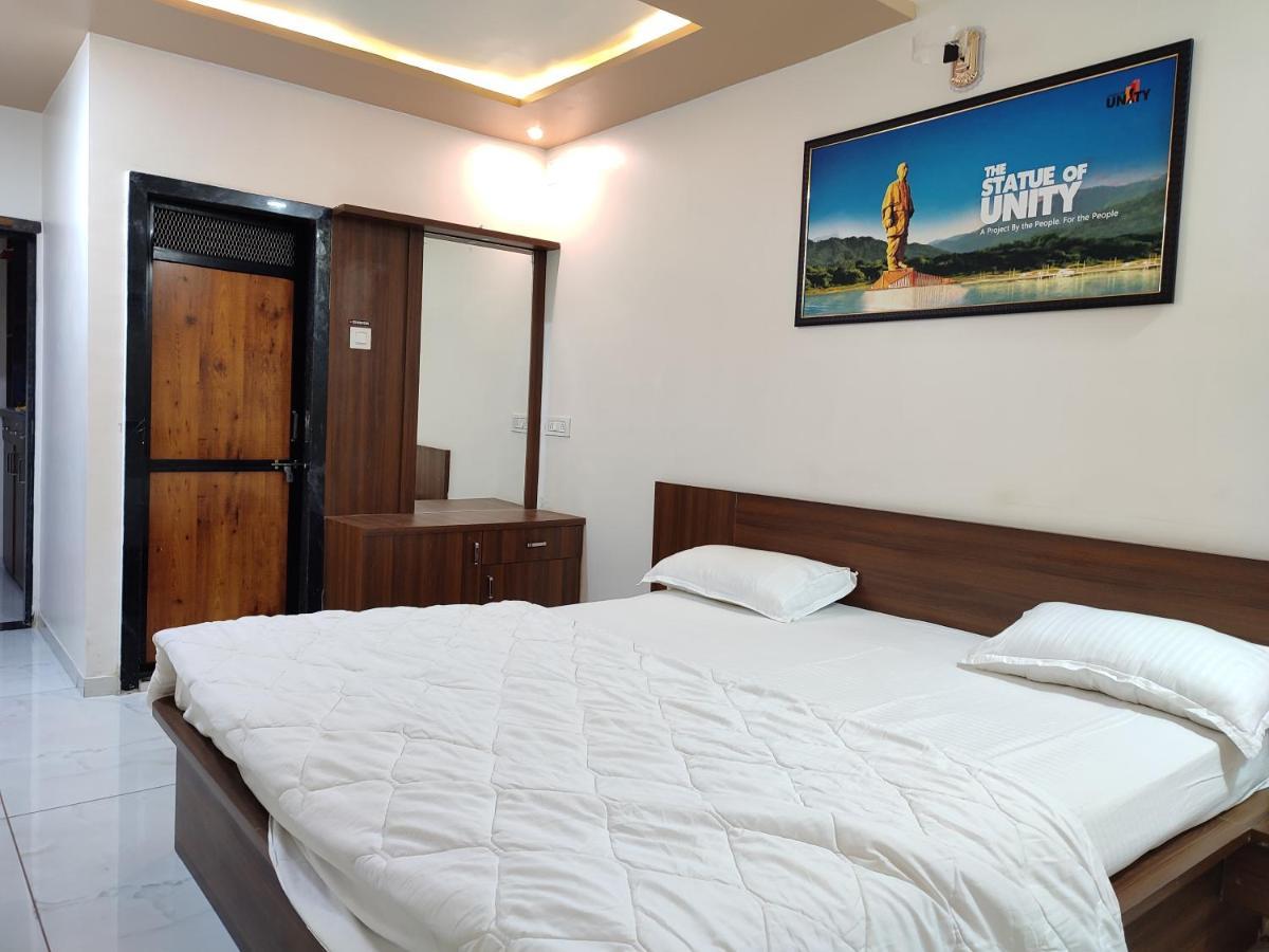 Garudeshwar Hotel Sardar Rooms מראה חיצוני תמונה