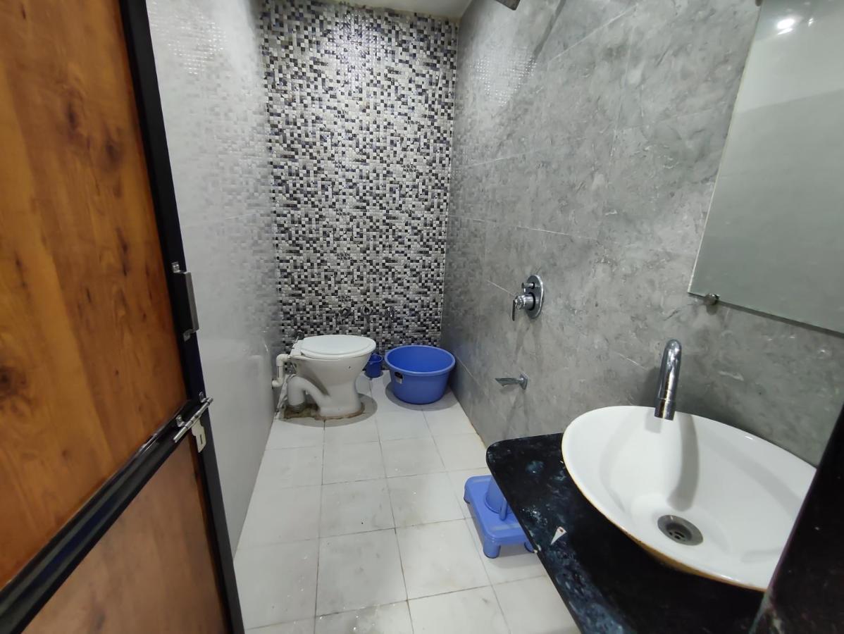 Garudeshwar Hotel Sardar Rooms מראה חיצוני תמונה