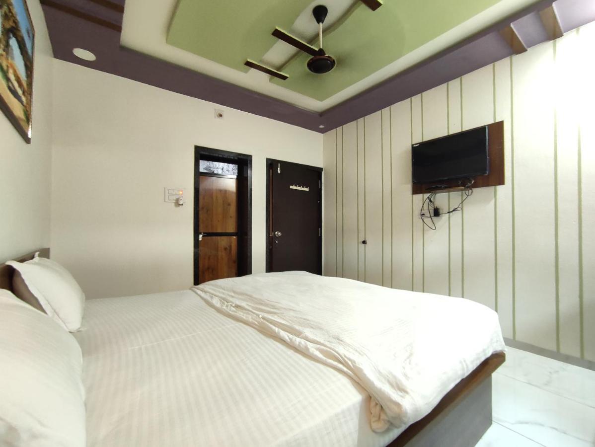 Garudeshwar Hotel Sardar Rooms מראה חיצוני תמונה