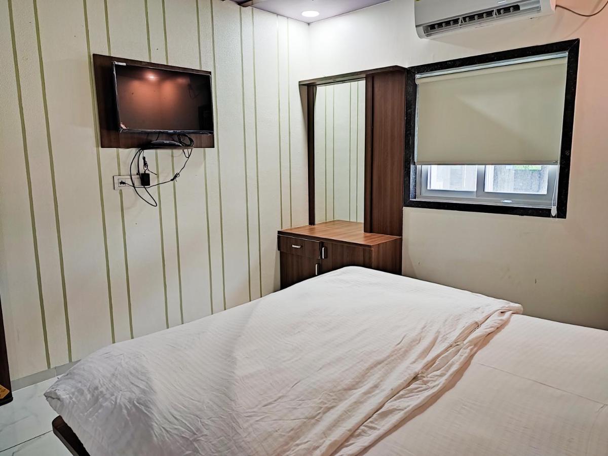 Garudeshwar Hotel Sardar Rooms מראה חיצוני תמונה