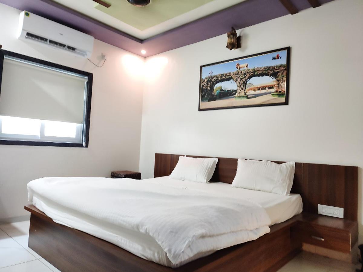 Garudeshwar Hotel Sardar Rooms מראה חיצוני תמונה
