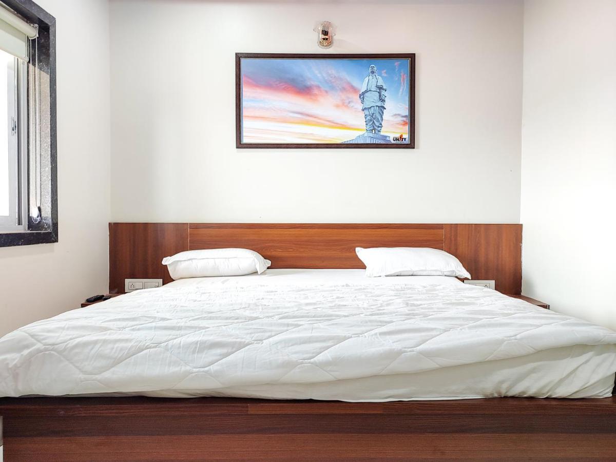 Garudeshwar Hotel Sardar Rooms מראה חיצוני תמונה